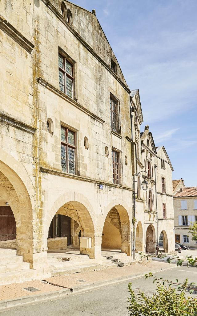 Fontenay-le-Comte - Patrimoine - Place Belliard (arcades)