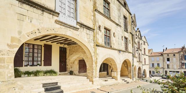 Fontenay-le-Comte - Patrimoine - Place Belliard (arcades)