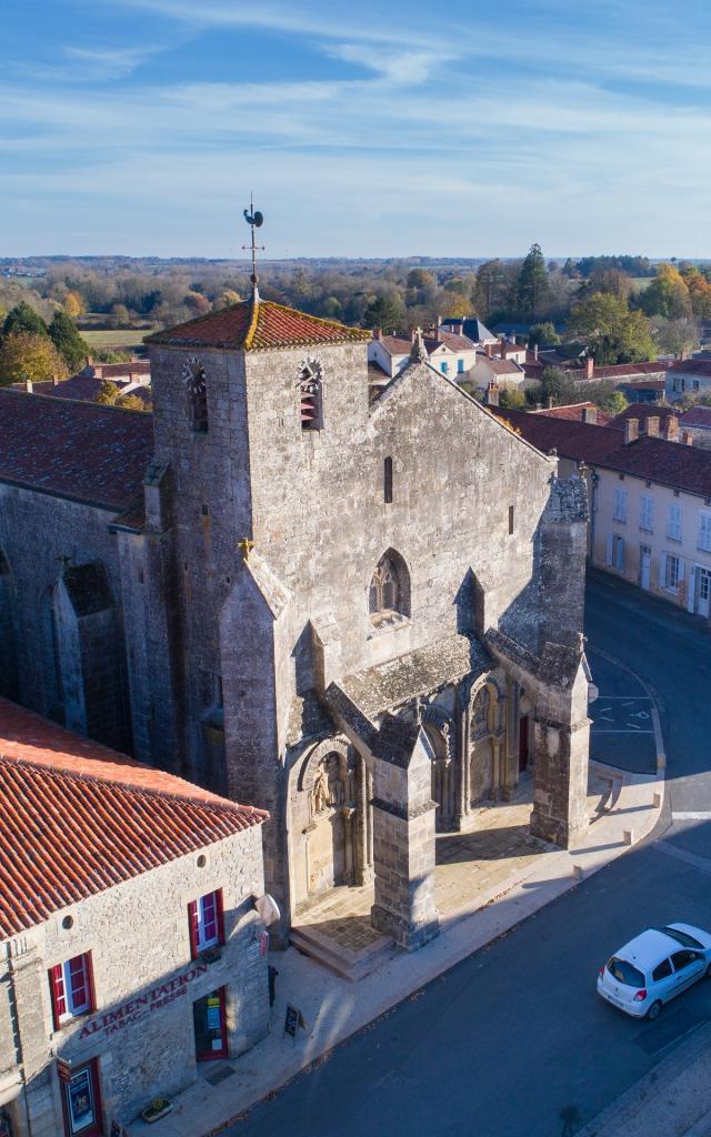 Foussais-Payré - église romane vue aérienne