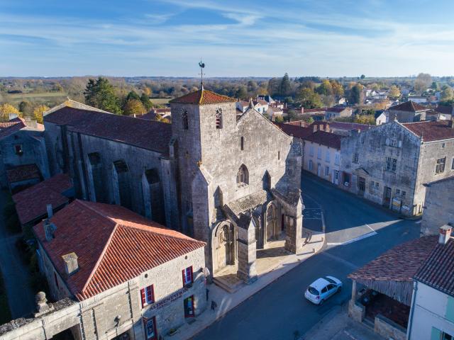 Foussais-Payré - église romane vue aérienne