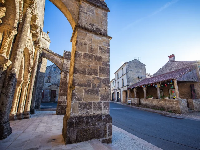 Foussais-Payré - patrimoine église et halles