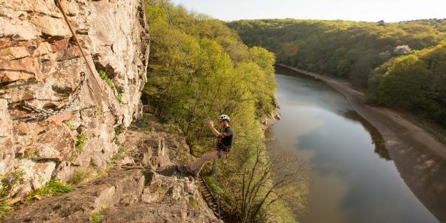 Escalade rocher de Pierre Blanche au bord du lac de la forêt de Mervent