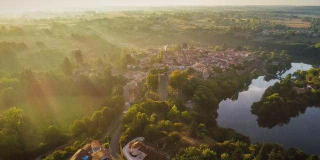 Vouvant cité médiévale - Vue aérienne