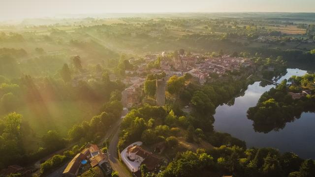 Vouvant cité médiévale - Vue aérienne