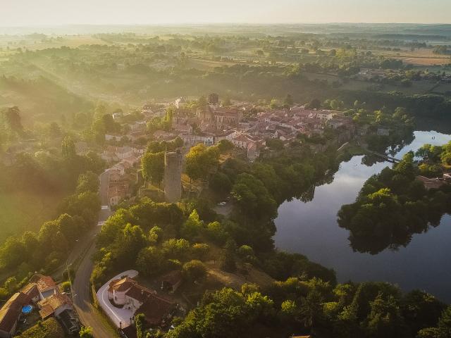 Vouvant cité médiévale - Vue aérienne