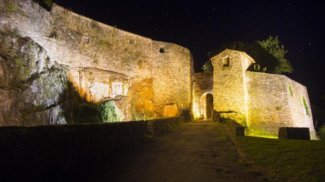 Vouvant patrimoine - Porte de la Poterne de nuit