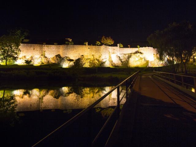 Vouvant patrimoine - remparts de nuit