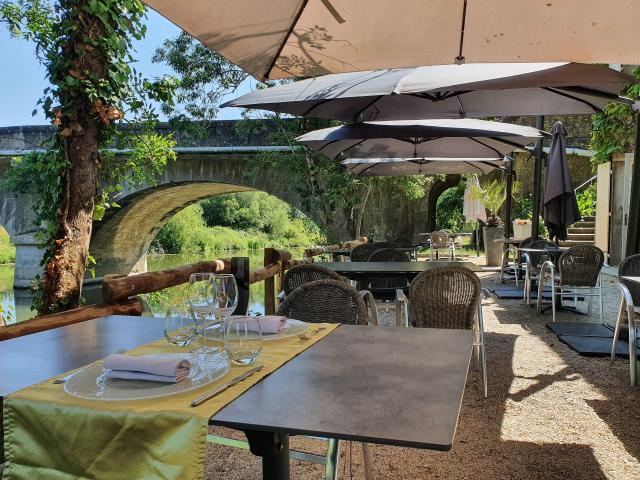 Terrasse Hôtel-Restaurant - l'Auberge De La Riviere - Les Velluire-sur-Vendée - 85