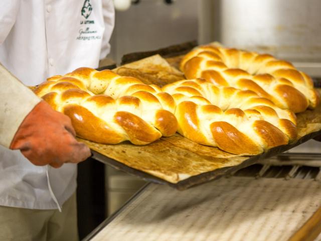 Brioche vendéenne sortant du four