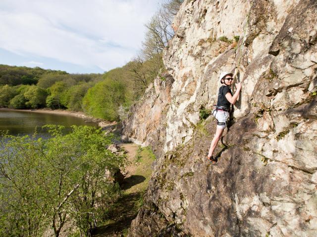 Escalade à la Pierre Blanche au bord du lac de la forêt de Mervent