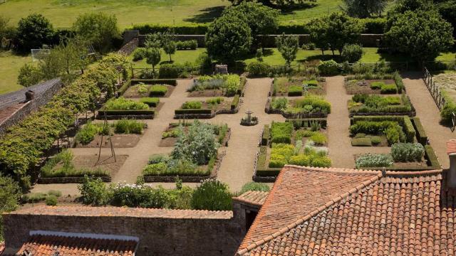 Donjon de Bazoges en Pareds Jardin