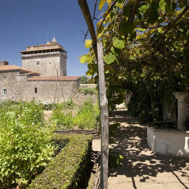 Donjon de Bazoges en Pareds Jardin