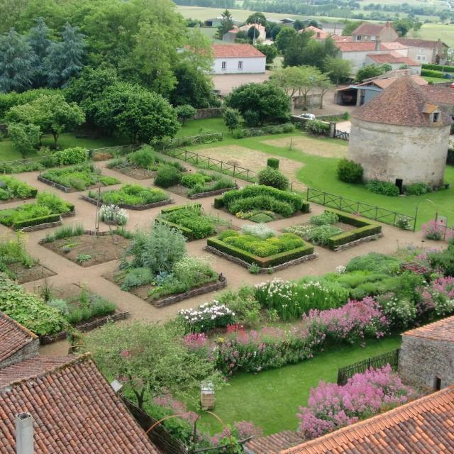 Donjon de Bazoges en Pareds Jardin