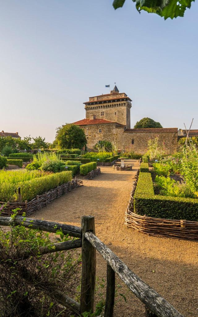 Donjon de Bazoges en Pareds Jardin