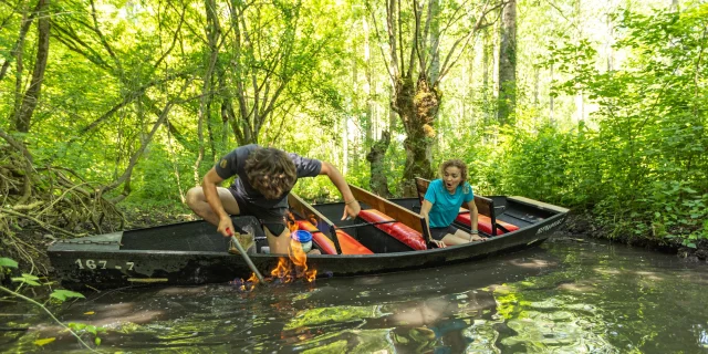 Feu sur l'eau dans le Marais poitevin, venise verte, en Vendée