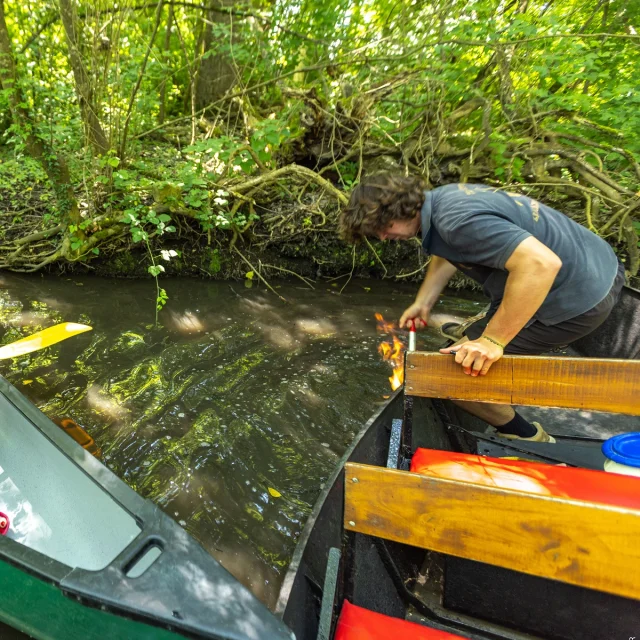 Feu sur l'eau dans le Marais poitevin, venise verte, en Vendée