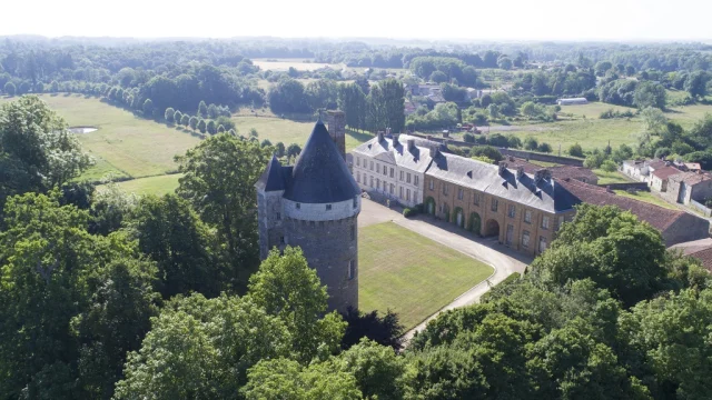 Parc Du Chateau De L Hermenault 85570 01