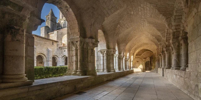 Abbaye de Nieul-sur-l'Autise, visite du cloître